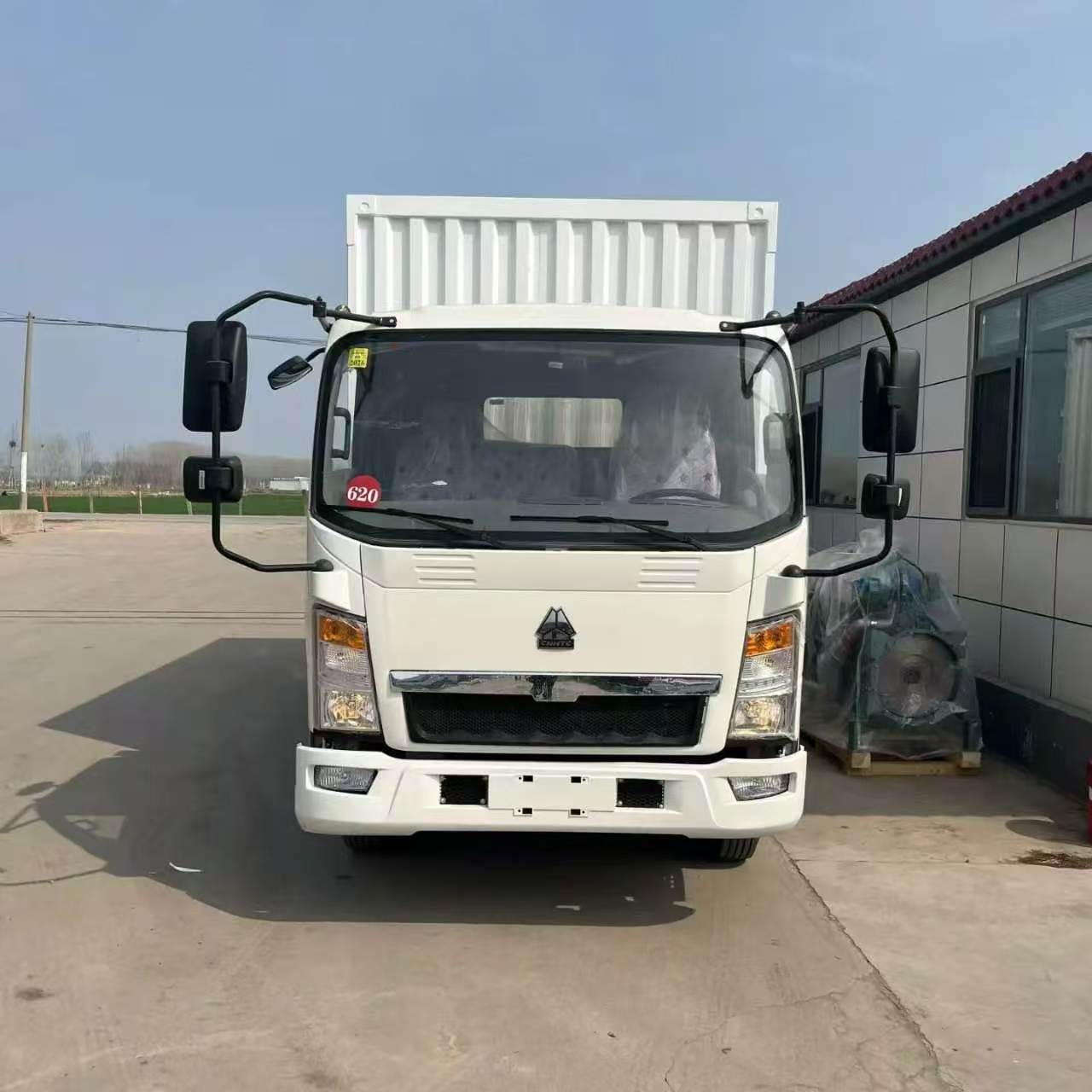 Cross-border export of Sinotruk HOWO box-type trucks, HOWO closed box cargo trucks for logistics transportation in Africa