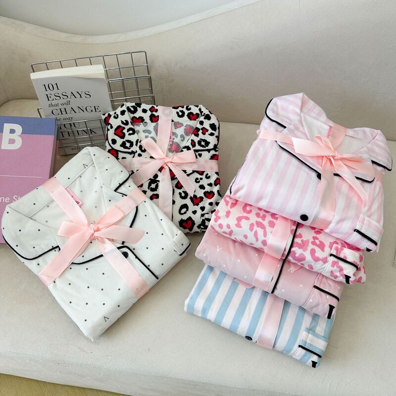 Dmm Same Style Light Plush Large V Embroidery Soft Comfortable Warm Loungewear Sleepwear Women's Set 2025 Autumn and Winter New Model