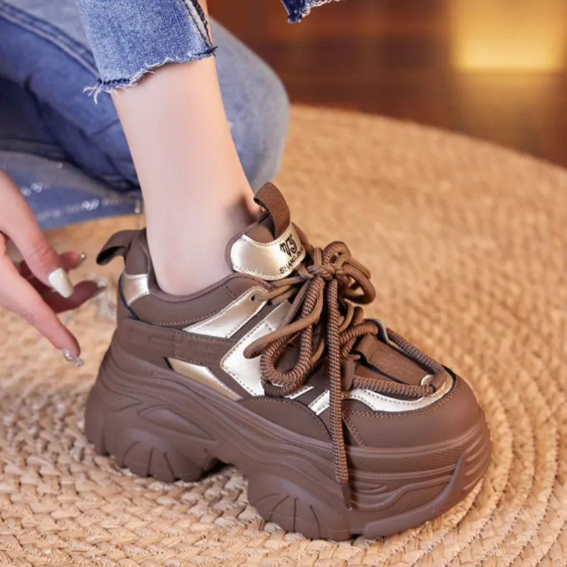 Productos europeos con una base gruesa aumentando la altura de los zapatos de papá y mujer 2024 primavera y otoño nuevos zapatos deportivos casuales muffin