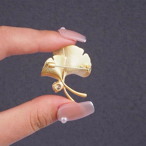 Exquisite ginkgo leaf brooch, pearl, high-end corsage, high-end niche pin, anti-exposure, small fragrance clothing wholesale
