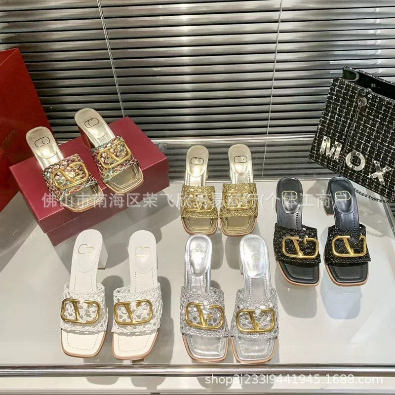 Внешняя торговля VT Home 2024 Новые полые тапочки на плоской подошве с большой V-образной пряжкой, Тканые Сандалии на танкетке, женская верхняя одежда оптом