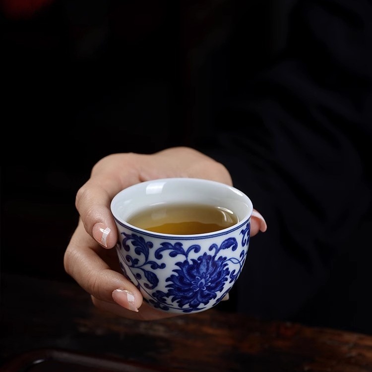 Blue and white wrapped lotus个人 cup Jingdezhen ceramic male female personal cup Chinese tea tasting cup guest cup single cup