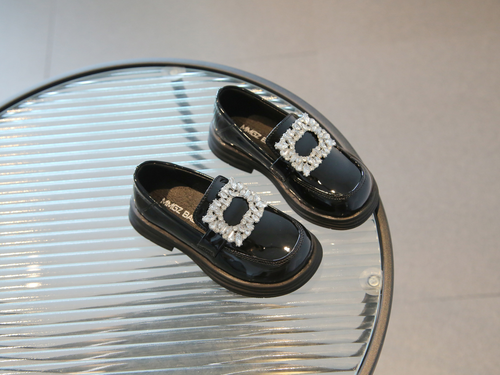 Versione coreana di mocassini con grandi diamanti e fibbia quadrata, scarpe di pelle nera, scarpa singola da ragazza,_voghion.com