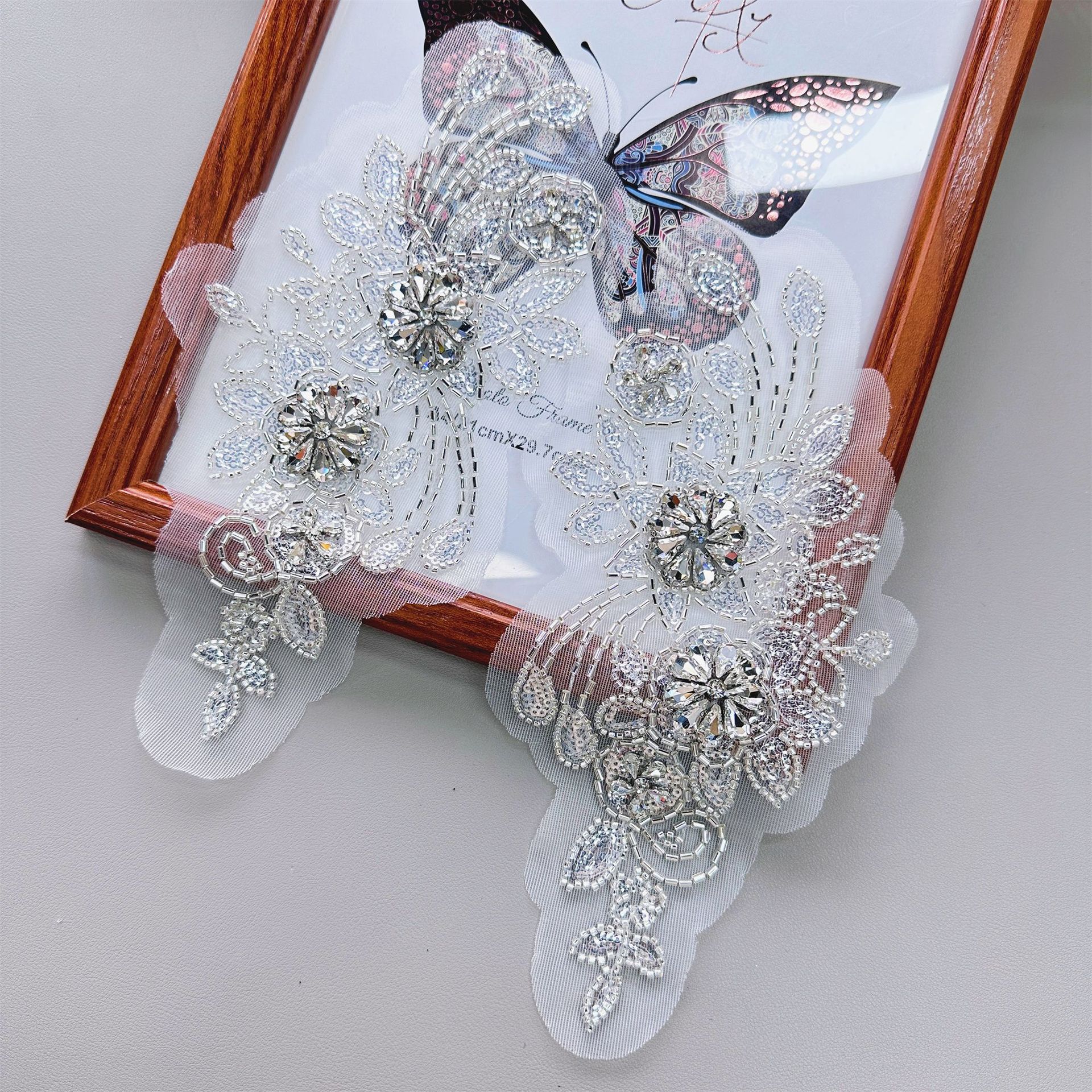 Nuevo encaje bordado flor tela pegatinas vestido de novia Decoración Accesorios perforación en caliente tridimensional bordado con cuentas al por mayor en stock