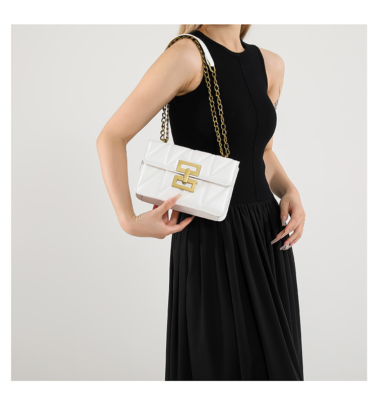 A stylish commuter diamond-patterned lock buckle small square bag, a versatile commuter single-shoulder bag, a new 2024 model, a women's crossbody bag undefined