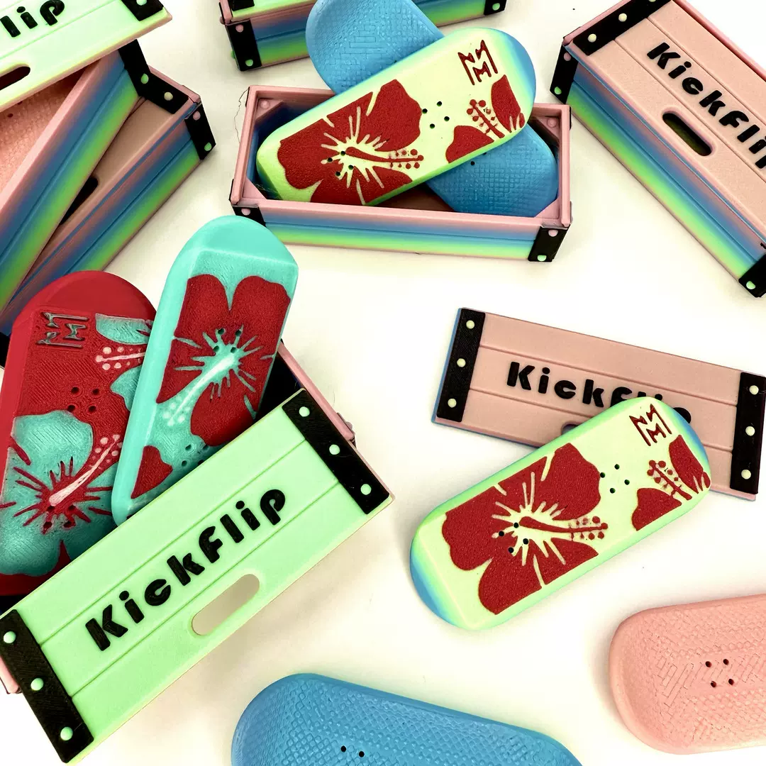 跨境新品KickFlip Magnetic Skateboard磁吸EDC解压玩具推牌