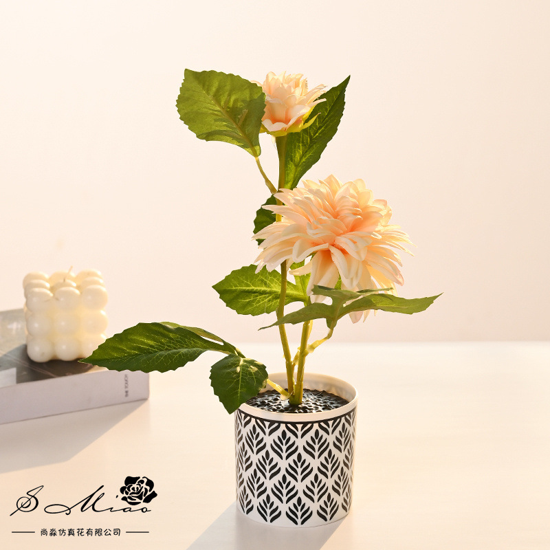 Dos dalias pequeñas flores de bonsai en maceta de imitación de flores verdes decoración floral interior sala de estar floral