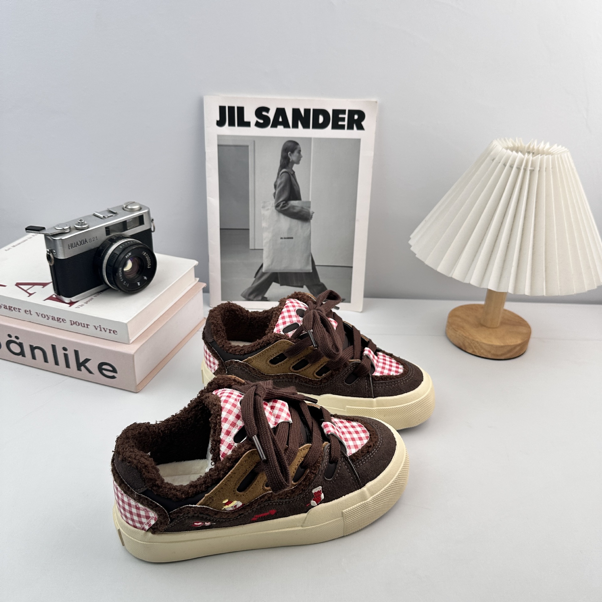 Yuanbo coreano zapatos de skate casuales para mujeres 2025 invierno nuevo estilo de terciopelo universal zapatos deportivos chique zapatos blancos