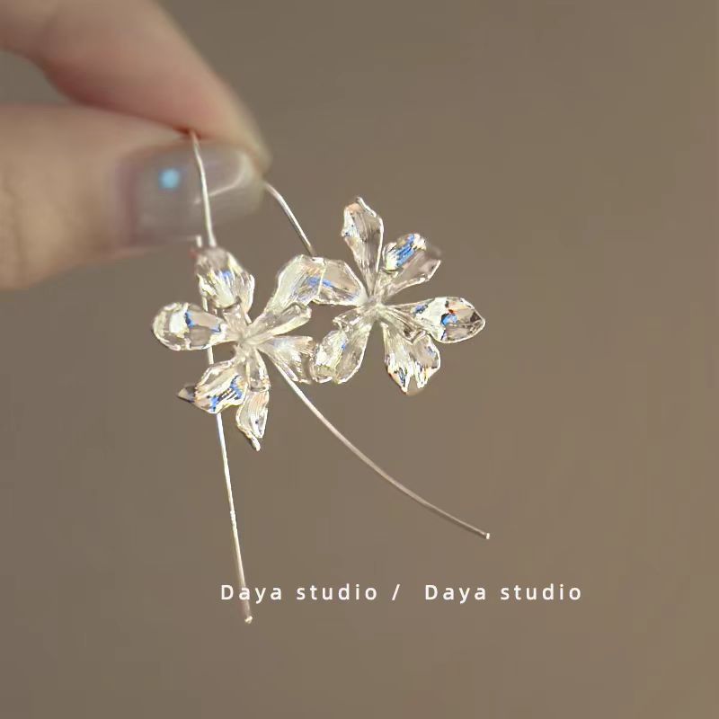 フランス式の清冷感の銀色の金属のイヤリングの真珠のドリルのフリンジデザイン感の耳飾りのファッションの高い顔の値の女性の耳飾り