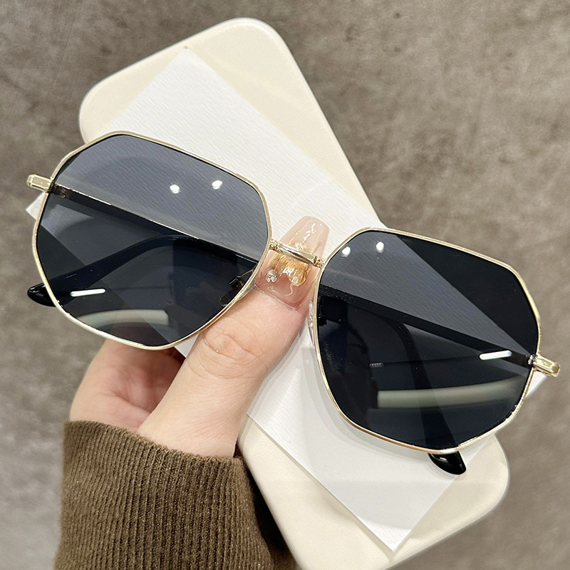 New sunglasses women's high-end sense UV protection sunscreen men's driving metal frame large frame thin sunglasses New sunglasses women's high-end sense UV protection sunscreen men's driving metal frame large frame thin sunglasses