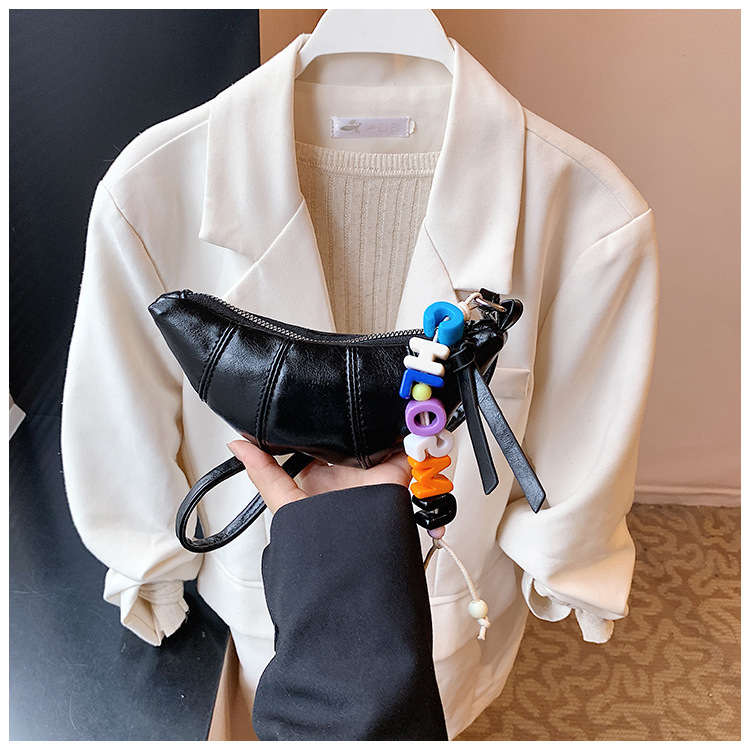 The cute horn bag with a niche neckline design is fashionable and trendy. The mini crossbody bag is in a solid color, simple and elegant with a high-end texture undefined