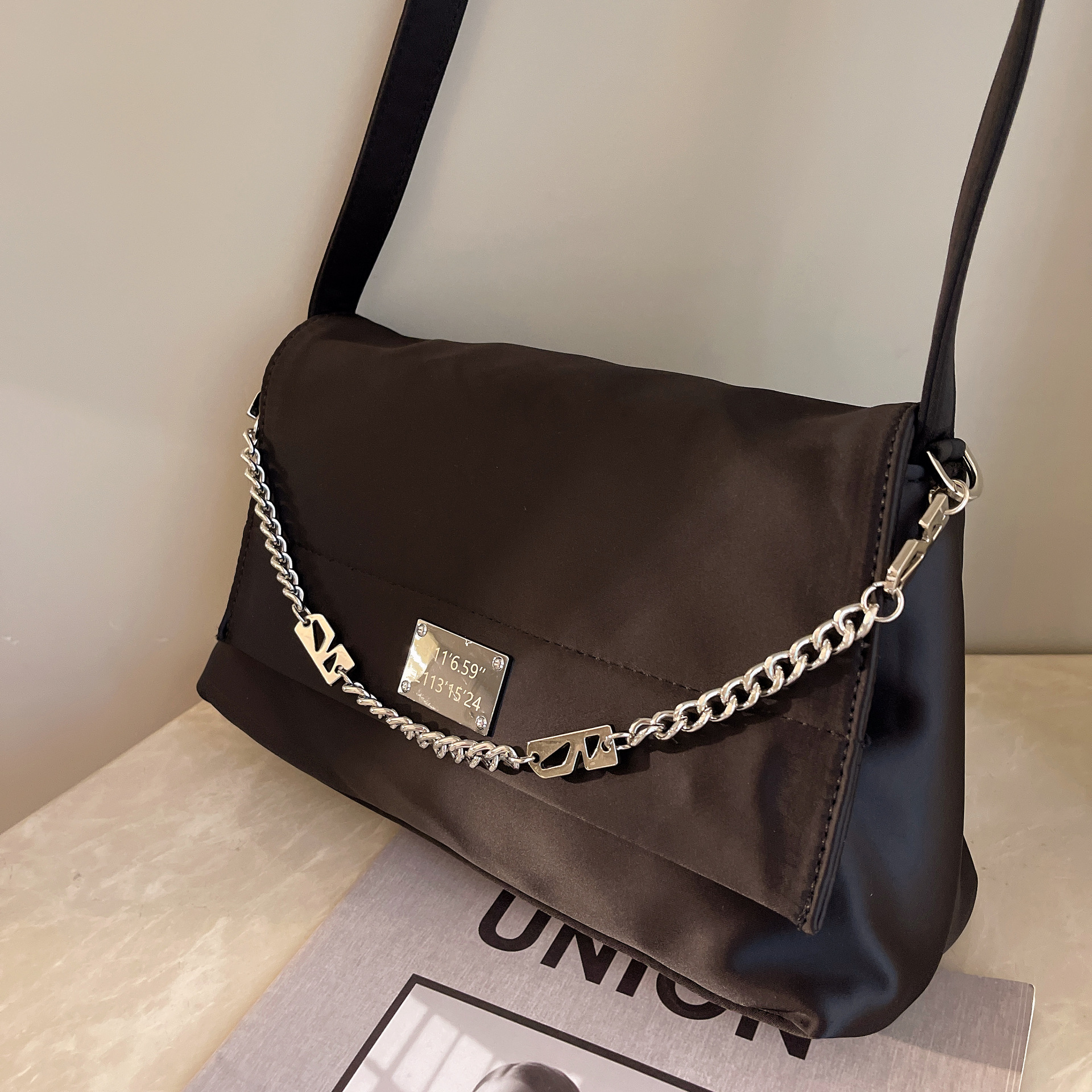 Small design chain vagrant for female 2024 new large capacity single shoulder commuter Messenger bag_voghion.com