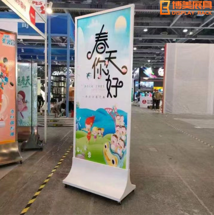 工厂批发商场广告宣传指示牌弧形T型底座 商场立牌不锈钢底座