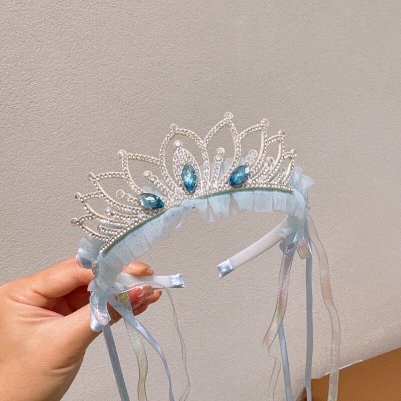 お姫様のクラウンのカチューシャ姫の氷雪の奇縁に合わせて髪飾りをします。|undefined