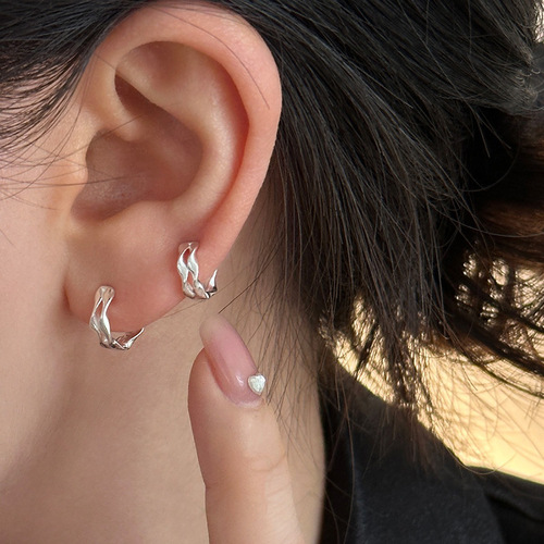 Double Helix Möbius Ring Earrings for Women, Simple and Fashionable, Cool and Trendy, Wave-Shaped Round Plain Hoops