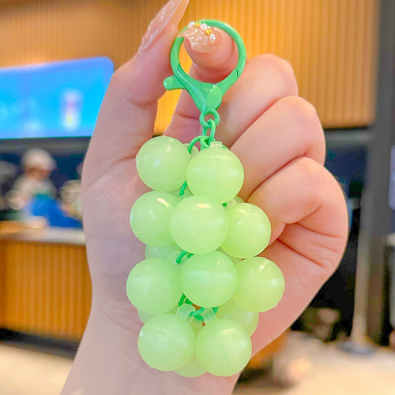 かわいい発光ブドウキーホルダークリエイティブ pvc 接着剤ビーズ小さな新鮮な色のブドウペンダント小さなギフトバッチ|undefined
