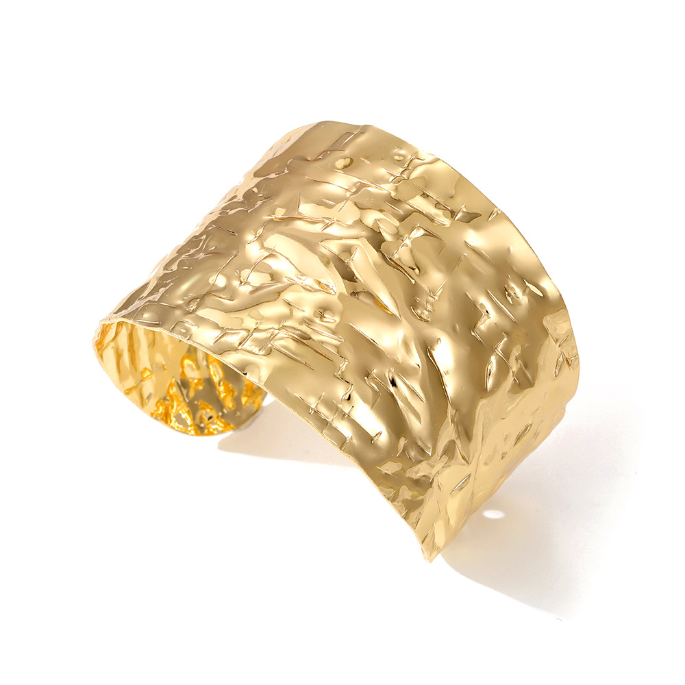 Bredt armbånd med hammeret mønster til kvinder luksus_voghion.com