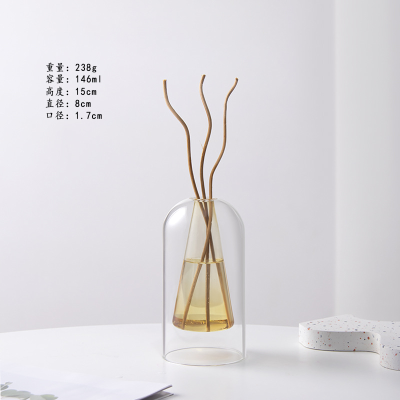 El triángulo interior amarillo de la cubierta exterior envía tres sauces curvos