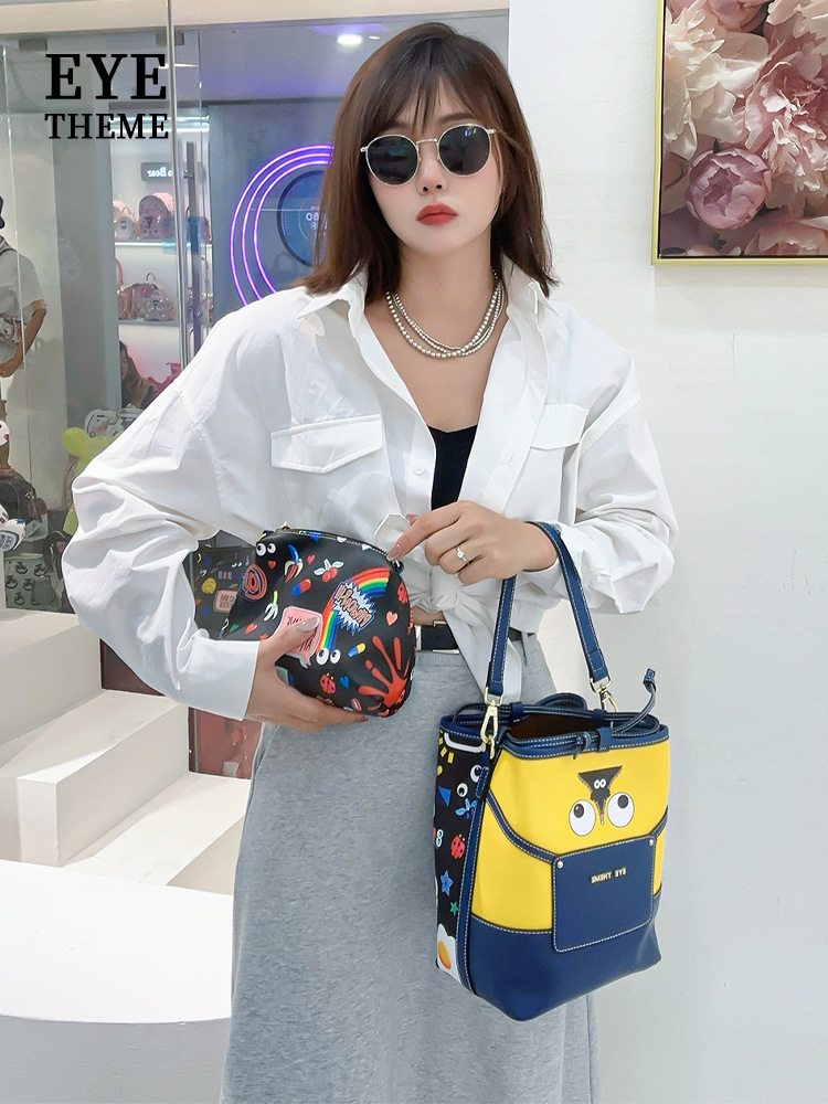 Emballado amarillo damas casuales nueva tendencia bolso de calle impresión inclinada extraña bolso de cubo 2658 #