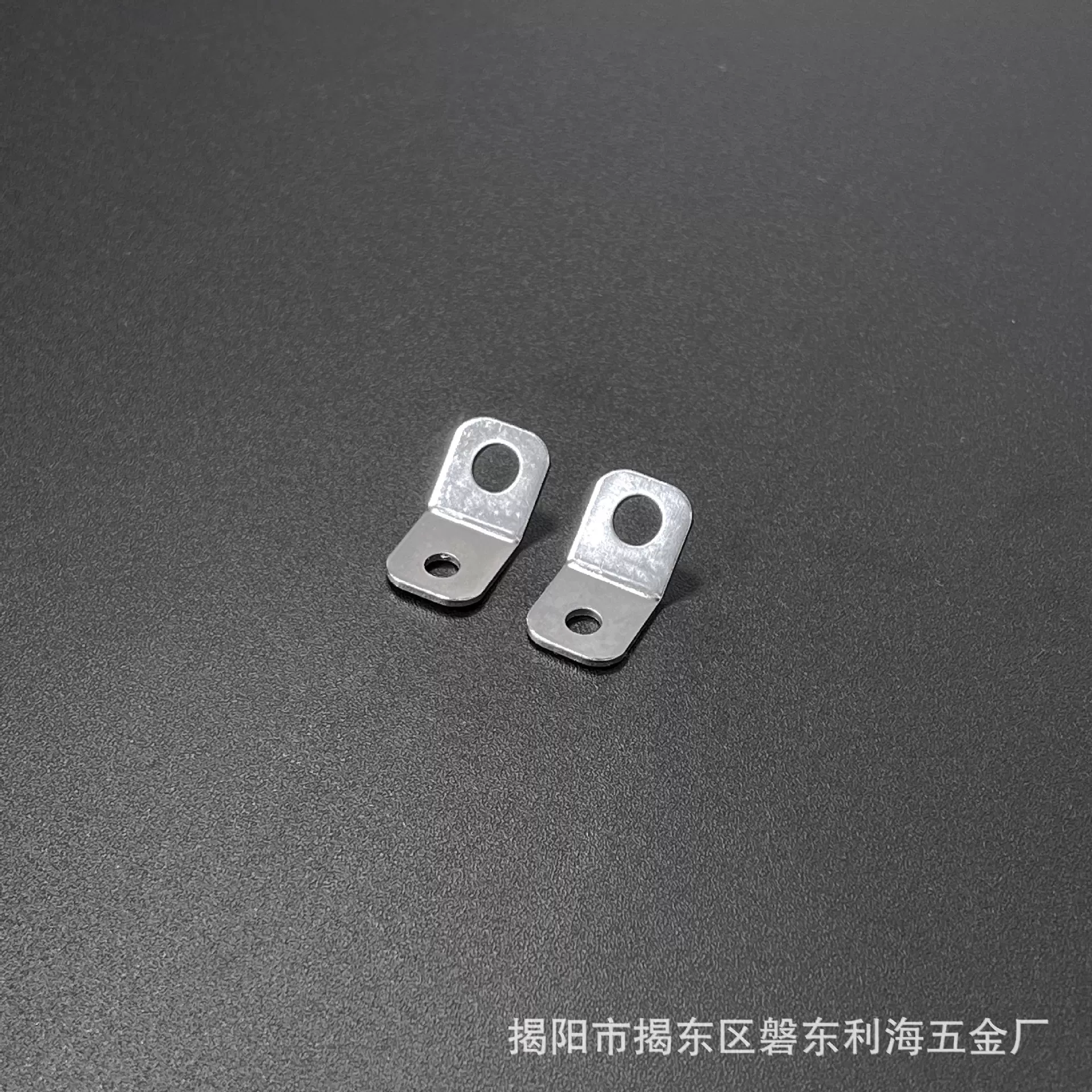 家具五金配件批发小铁片拐角固定连接件角铁橱柜防倾倒135度角码