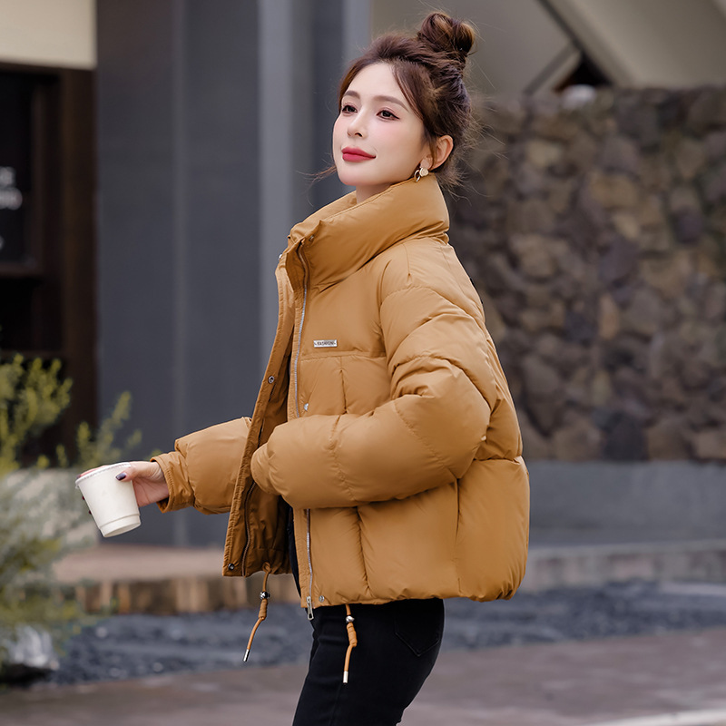 Capa de algodón de pluma para mujeres corta 2025 invierno nuevo algodón de moda exterior pequeño chaqueta de algodón cálida capa gruesa
