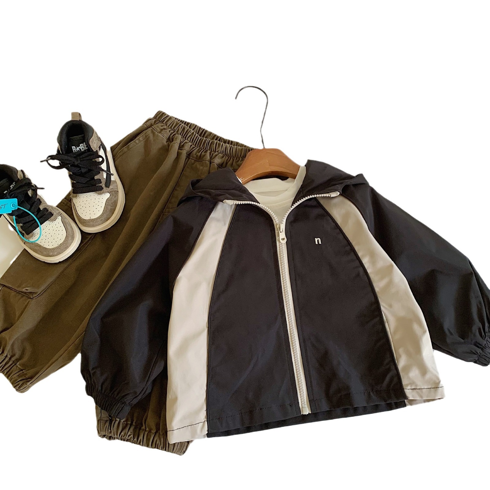 Chaqueta para niños Maibao 2025 primavera nuevo cárdigan a juego de colores para niños pequeños y medianos Camisa con cremallera coreana Chaqueta simple con capucha