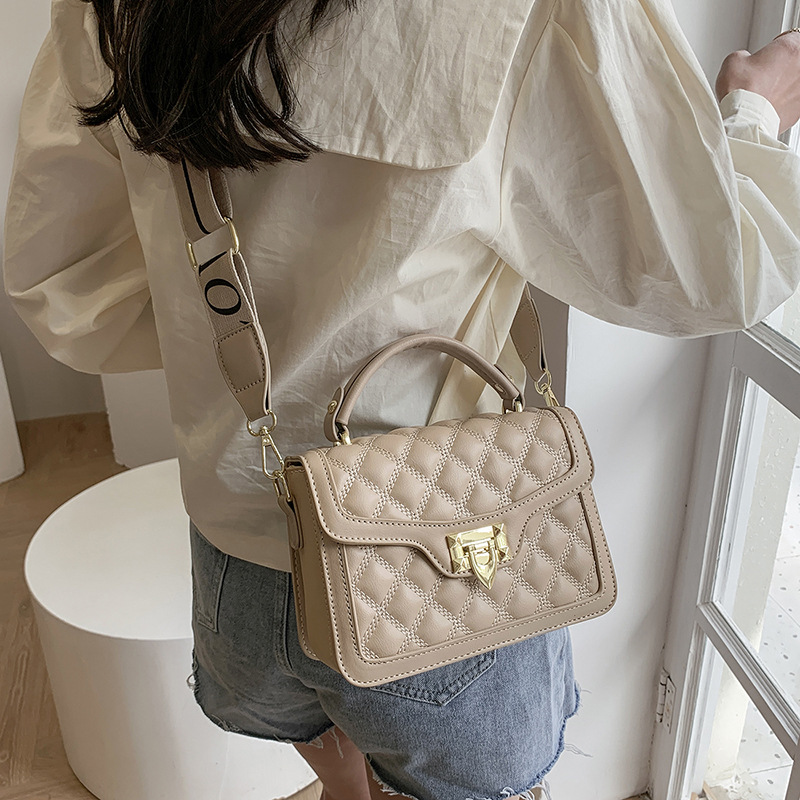 Fashion Rhombus Wide Shoulder Strap Shoulder Messenger Small Square Bag display picture 27