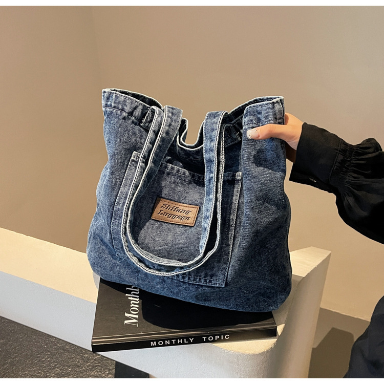 Denim fashionable shoulder bag for leisure