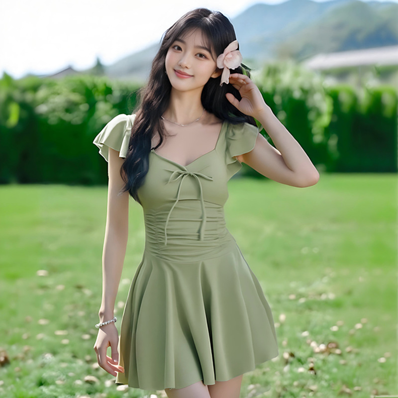 Traje de baño de una pieza para mujer 2025 nuevo color sólido dulce y lindo conservador ligeramente gordo que cubre la carne traje de baño de vacaciones de aguas termales al por mayor