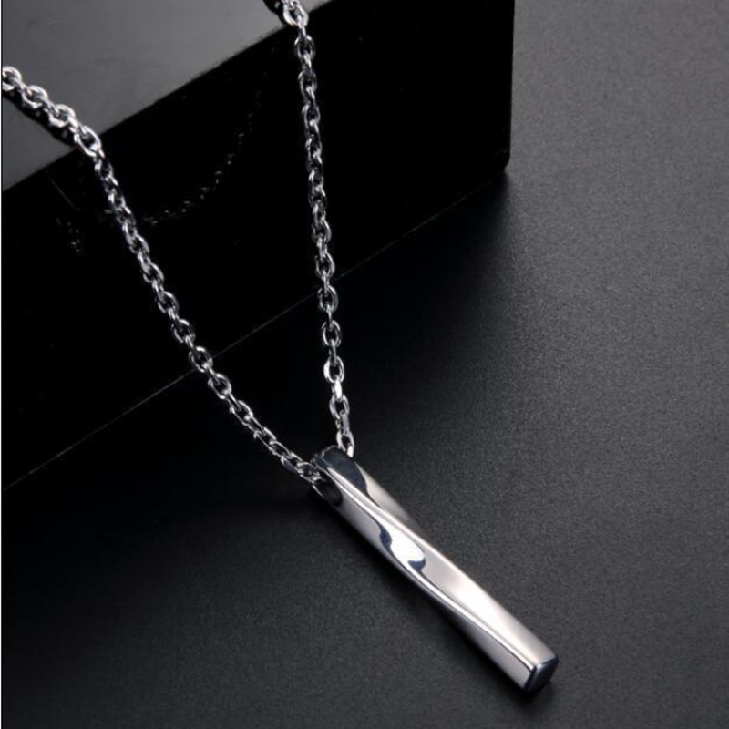 Collier pendentif Möbius pour homme, en acier inoxydable de qualité supérieure. Imperméable, hypoallergénique et résistant au quotidien. Symbole d'éternité et de bon goût. Cadeau idéal._voghion.com
