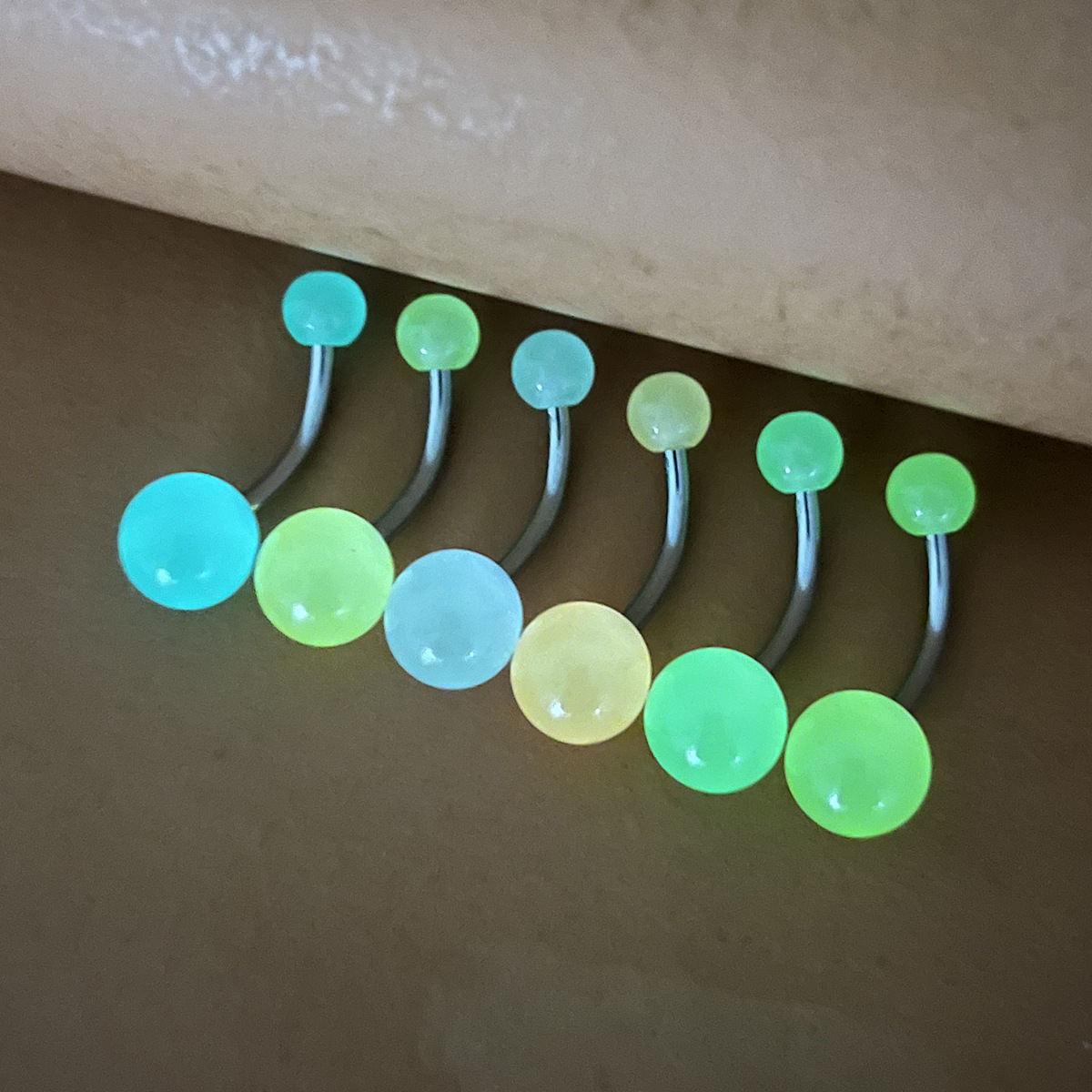 Fashion Hongtu Schmuck Großhandel Bonbonfarbener, bordeauxroter Acryl-Edelstahlstab für den Bauchnabel, 6 leuchtende Teile, einfach zu tragen_voghion.com