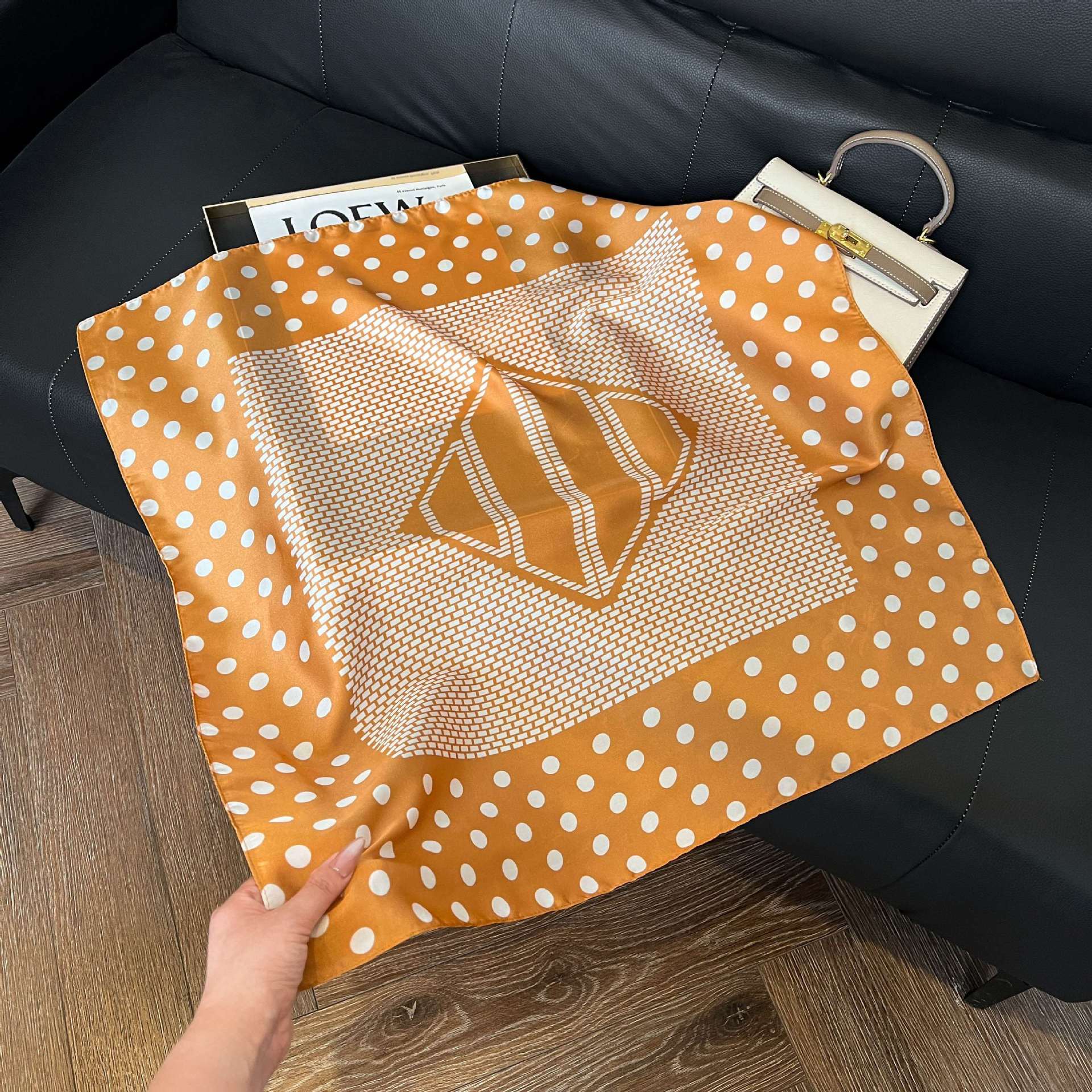 Transfronterizos nuevos bufandas de seda azul de alto nivel de seda cuadrada de simulación bufandas de moda de decoración de moda de combinación bolsa correa de pelo bufandas profesionales