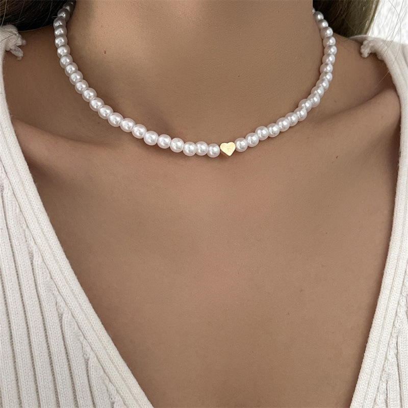 Collier élégant et raffiné, style Ins Style Niche Pearl, pour femme. Pendentif cœur ajouré, chaîne ras du cou légère et luxueuse._voghion.com