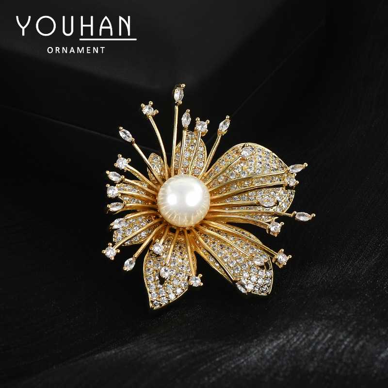 Perla Zircon flor broche de moda lujo ligero alto sentido de pin nicho sentido de diseño universal trajes accesorios al por mayor