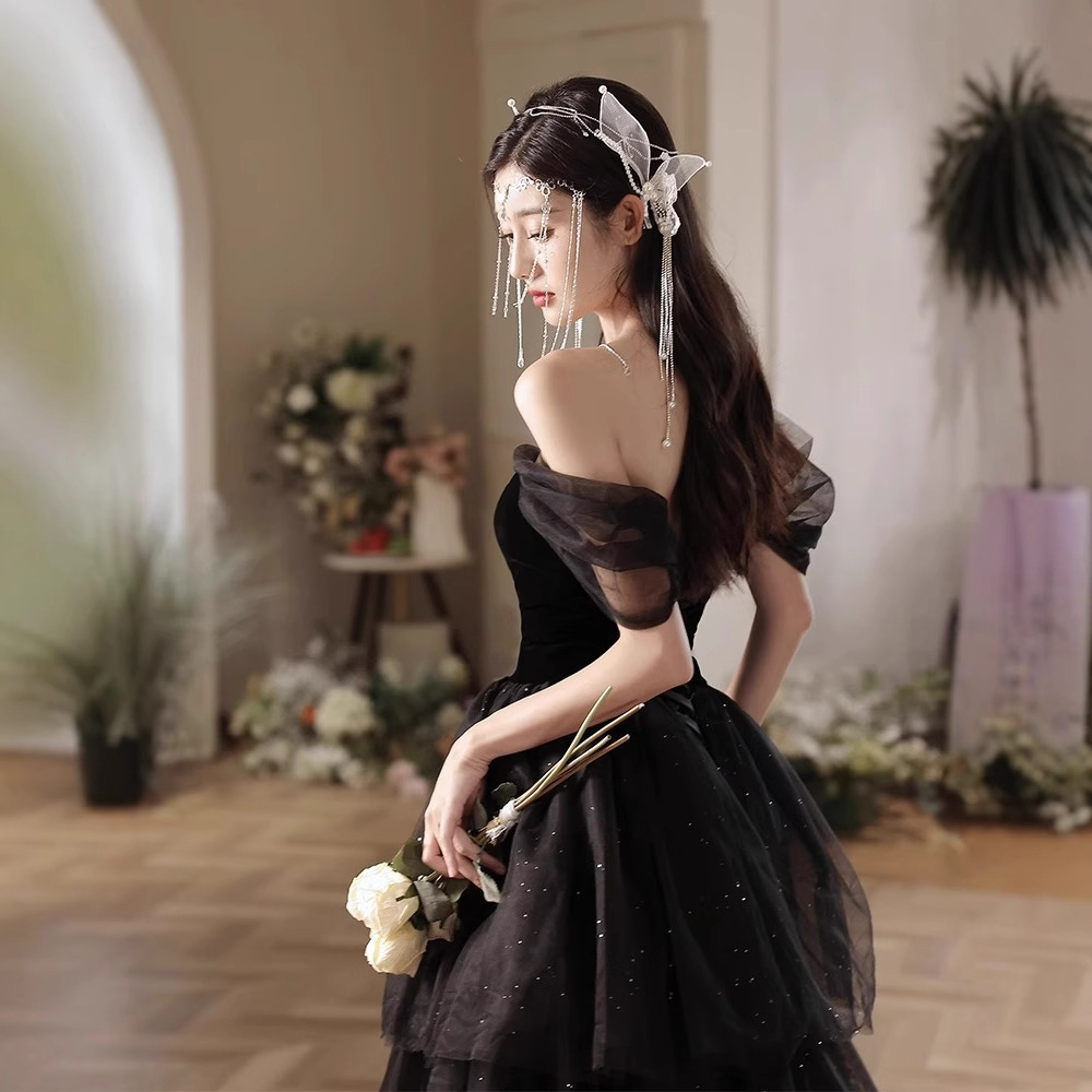 Đầm dạ hội đen lệch vai dáng chữ A thanh lịch — đen
