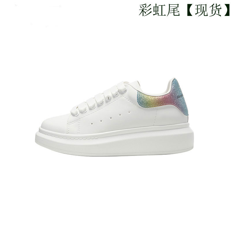 Alta versión McQueen zapatos blancos de suela gruesa mujer 2025 nuevo estilo de cuero salvaje con aumento interior pareja zapatos casuales zapatos de mujer