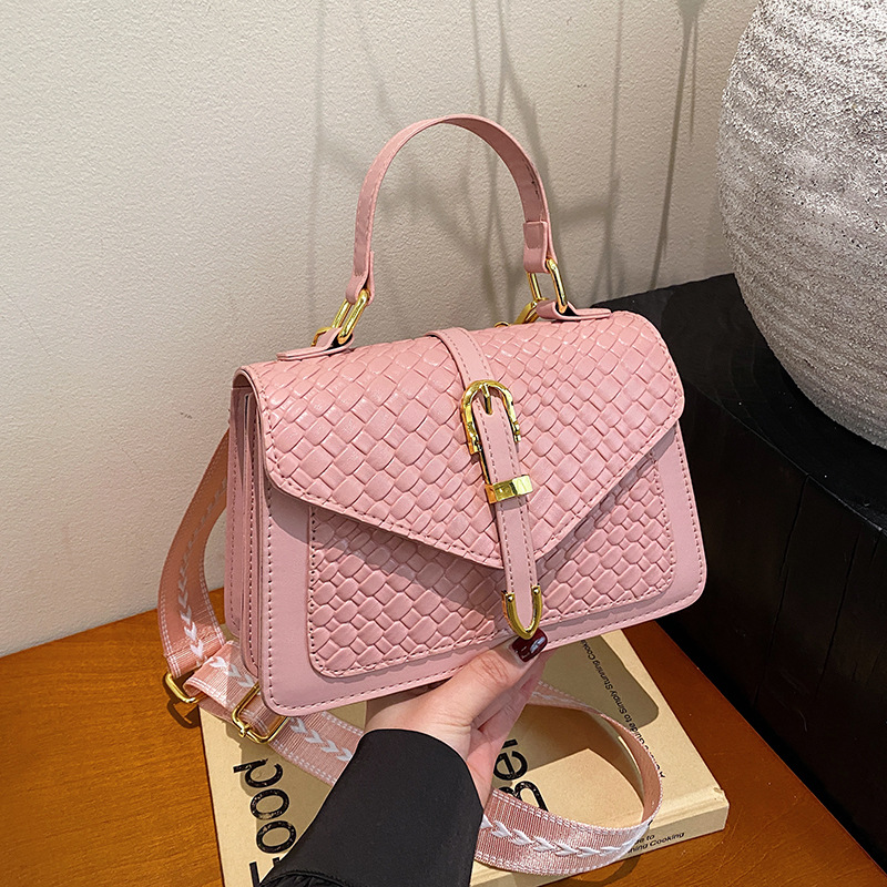 Moda de alto valor 2025 primavera nuevo estilo salvaje ins bolso de mensajero de un solo hombro este año temperamento popular pequeño bolso cuadrado femenino