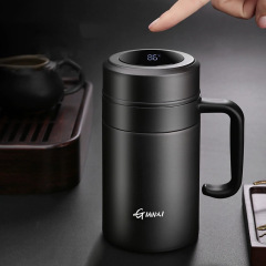 Large-capacity temperature-displaying smart thermos cup for business men's office. One-piece drop-shipping tea and water separation thermos cup with handle