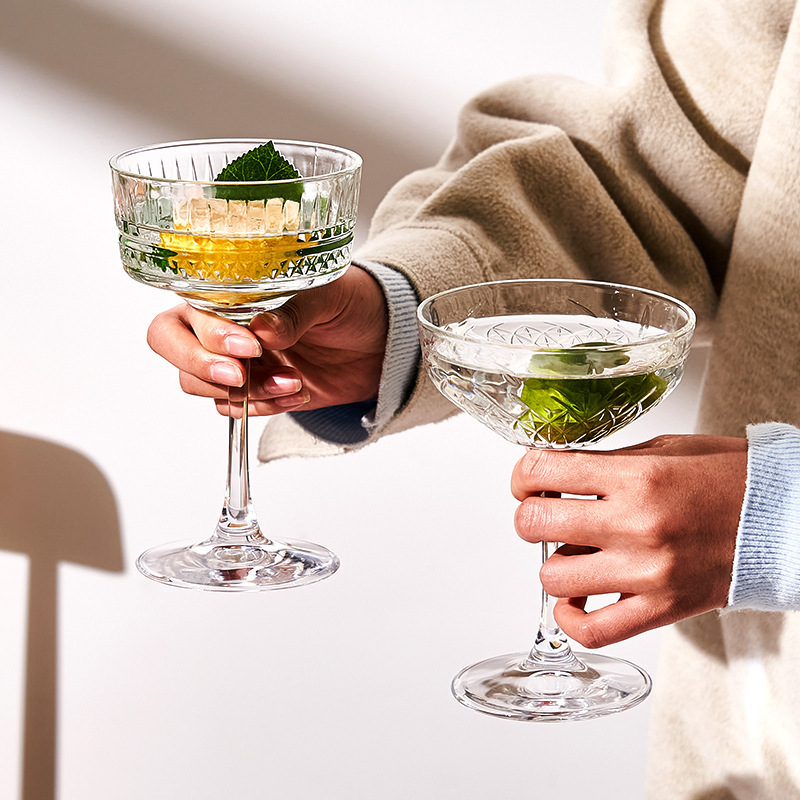 Pasha con copas de cóctel de vidrio creativas, copas de bar de bebidas especiales, copas de vino de alto valor, copas Martini