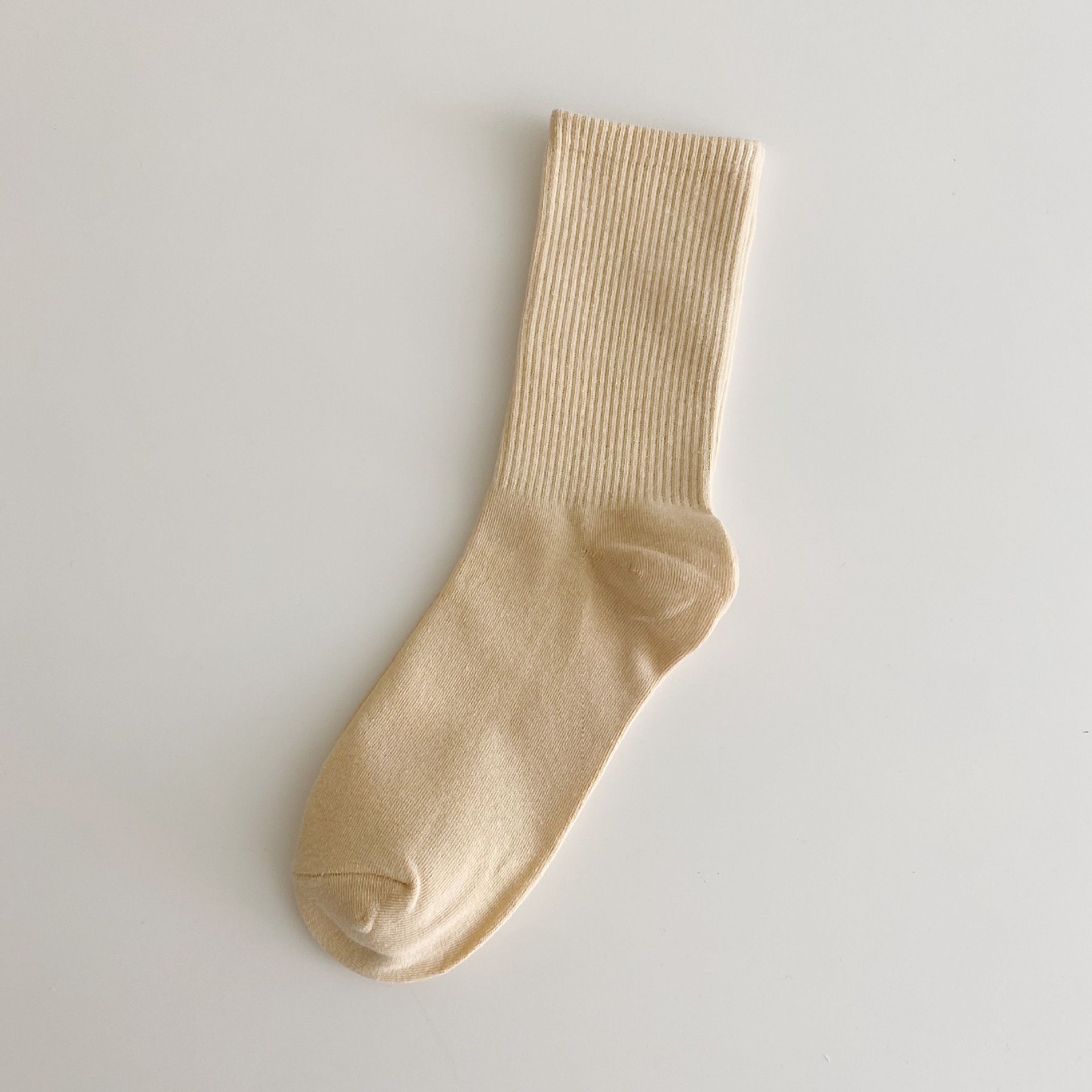 色の靴下の子供の中の筒の靴下のinsの潮の春秋の薄い金のキャンディーの色の秋冬の綿の質のバラの赤い純色のストッキングの靴下