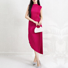 三宅小众高级感半高领不对称压褶下摆欧美气质修身高挑长款连衣裙