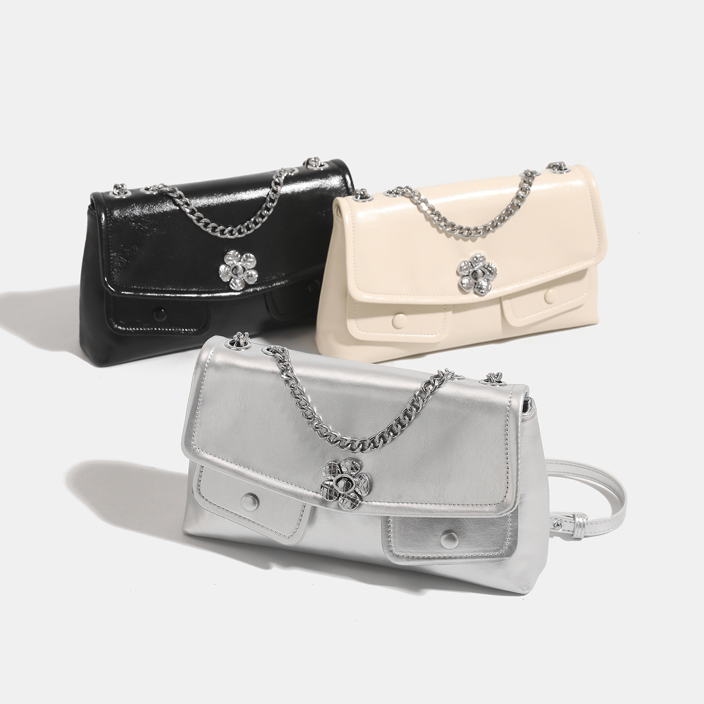 Trendy dames schoudertas met ketting en bloemvormige sluiting_voghion.com