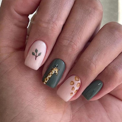 Adorable Giraffe Nail Art Mid-Size for Girls, Square False Nails, Solid Dark Green, Fresh and Trendy Nail Stickers, Wholesale