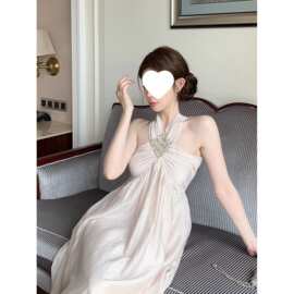 法式纯欲设计感挂脖连衣裙女装夏季2026新款气质露肩镶钻显瘦裙子