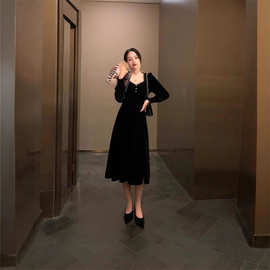 法式黑色金丝绒连衣裙女2024新款秋冬赫本风小黑裙气质过膝长裙子