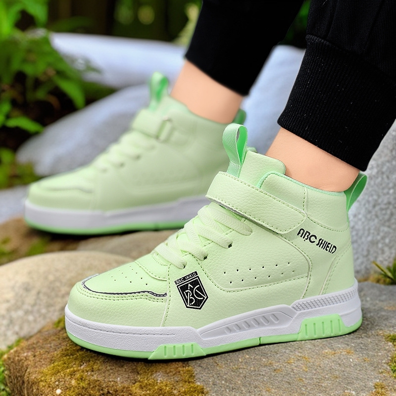 Zapatos de skate para niños transfronterizos 2025, otoño nuevo tipo de zapatos deportivos de cuero antideslizante de alto nivel para niños de edad media y grande
