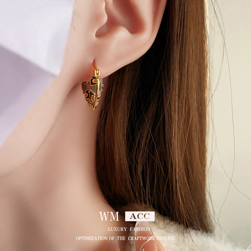 Oro real electrochapado aceite de gota encantadora hebilla de oreja de metal Otoño e Invierno retro pendientes elegantes pendientes de alto grado para las mujeres al por mayor