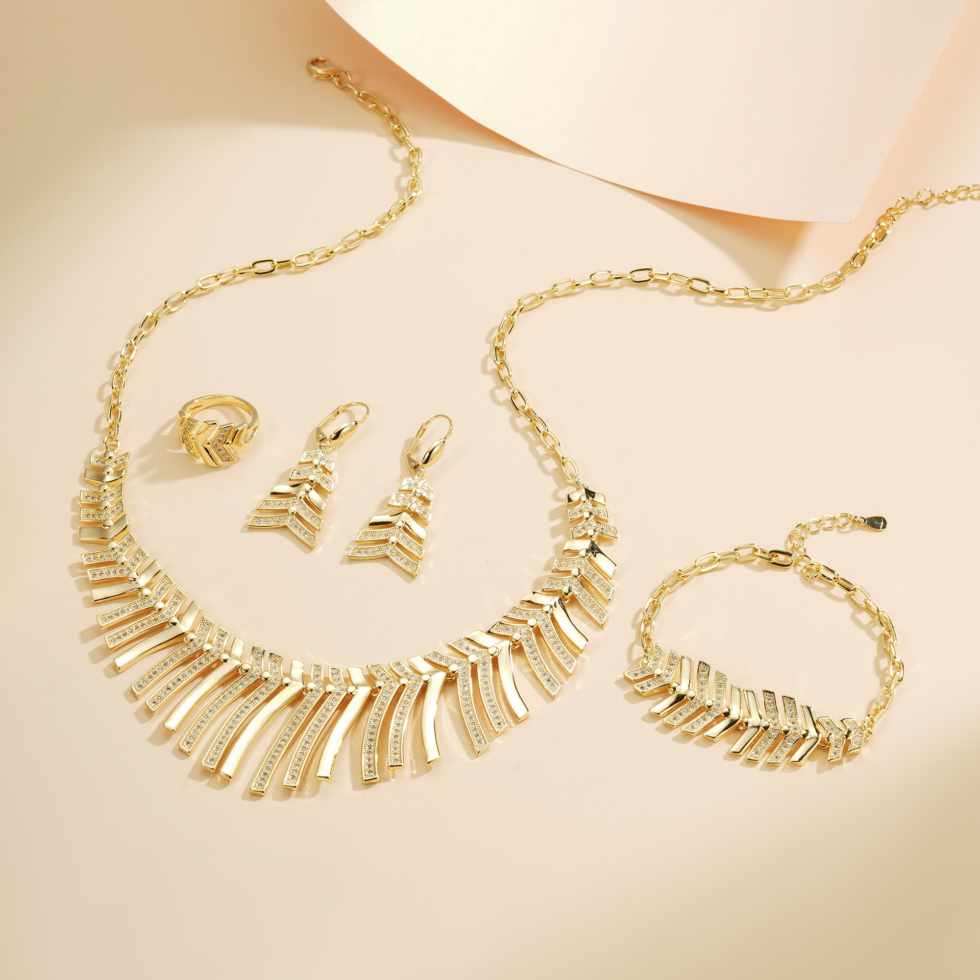 Conjunto transfronterizo de diseño europeo y americano joyas collares de hueso de pescado pulseras anillos de orejas de diamante exagerado conjunto de cuatro piezas
