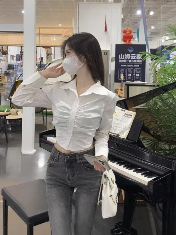 小柄なホットガール向けのデザインプリーツシャツ、セクシーで純粋な欲望の白シャツ、春と秋向けのショートフレンチピンチウエストトップ|undefined