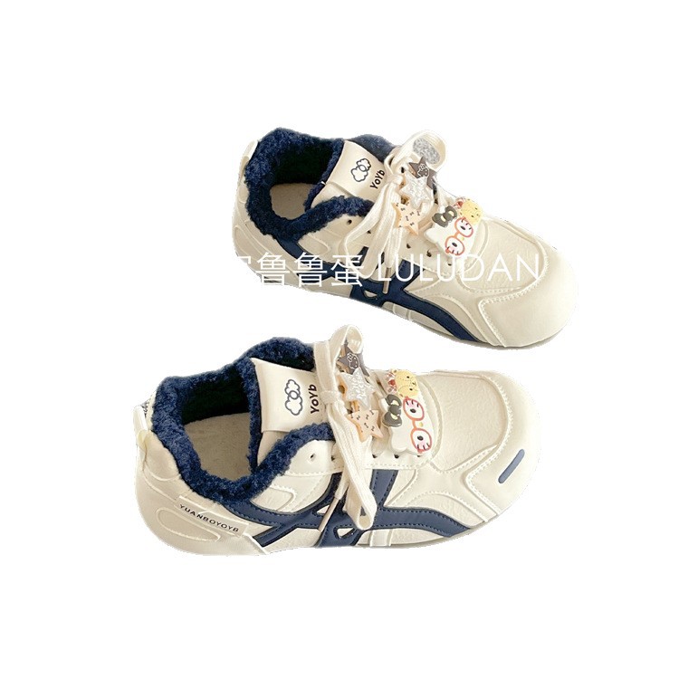 Hermosos zapatos blancos de base gruesa de dibujos animados para mujeres 2025 invierno nuevos zapatos de algodón cálido de terciopelo de moda variados zapatos deportivos casuales